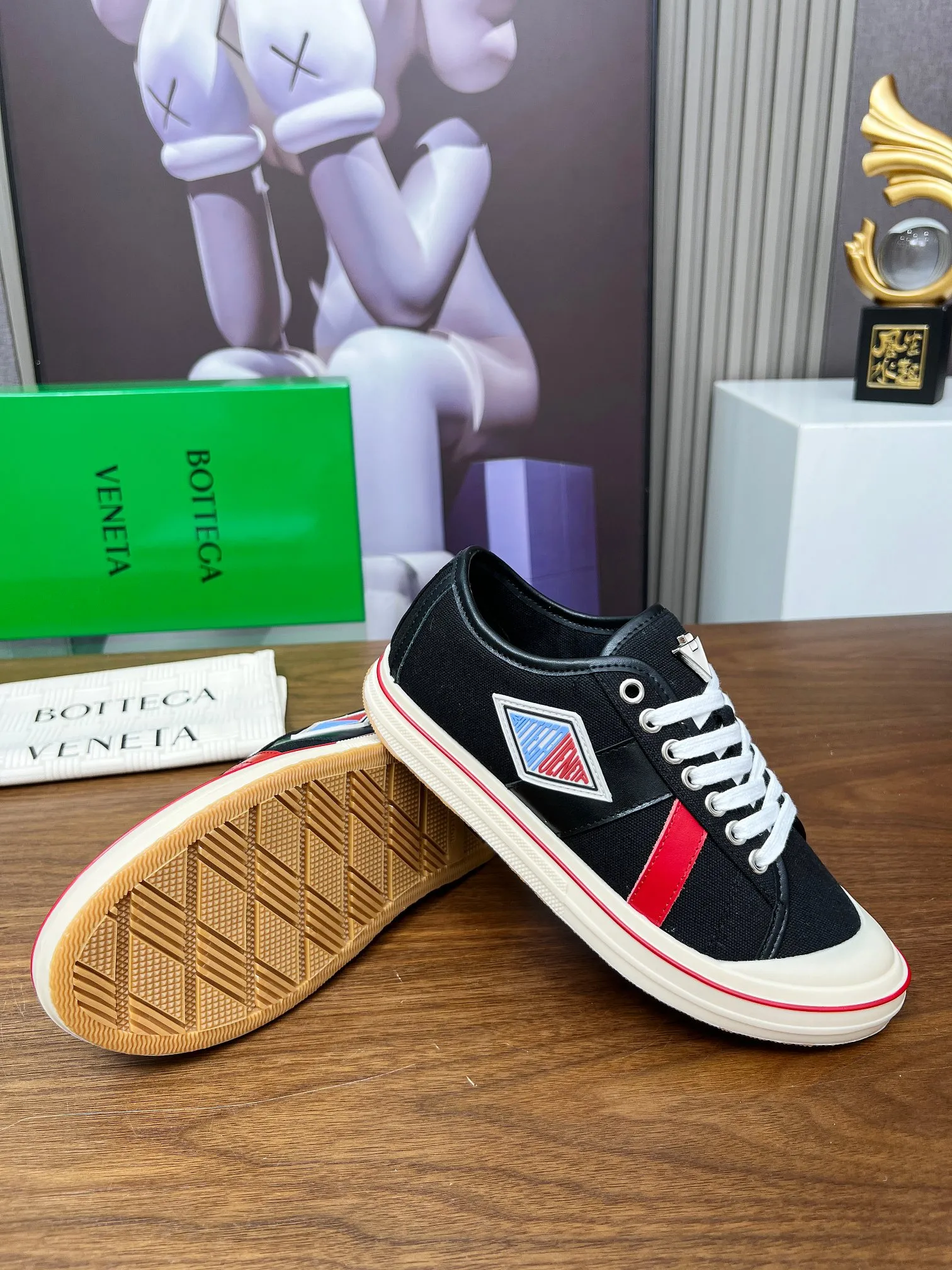 Men's men's shoes 💰500💰 Bottega Veneta BV's latest Eliot series retro basketball shoes casual sports canvas shoes will become gods once it is launched‼ ️ Inspired by retro basketball sneakers, the color combination highlights youthful vitality and perfectly interprets the theme of youth and childlike innocence. The details are also very particular. The summer canvas brings excellent durability and comfort. Designs such as calfskin trim, rubber toe caps and hand-painted retro red lines are full of retro feel. The round toe and convex sole add a modern feel and are suitable for various styles. Easily create a fashionable atmosphere. The upper foot is the focus...can be worn as a couple's shoes...The red lines on each shoe edge are hand-painted, which adds more taste and attitude! ✦Fabric: Original customized high-density canvas + cowhide ✦Inner: original customized breathable canvas ✦Insole: movable latex cowhide insole ✦Sole: original molded non-slip and wear-resistant TPU material ✦Sole thickness: 3cm, low-profile, single shoe ✦Number of sizes: female size 35--40, female 40 is customized and non-returnable❕ ✦Number: male size 39--45, male 45 is customized and non-returnable❗️
